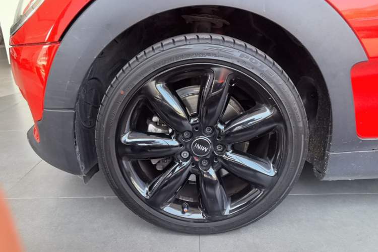 Used MINI Clubman 2016 Revised Version 1.5T COOPER Connoisseur Edition Left Front Wheel Hub