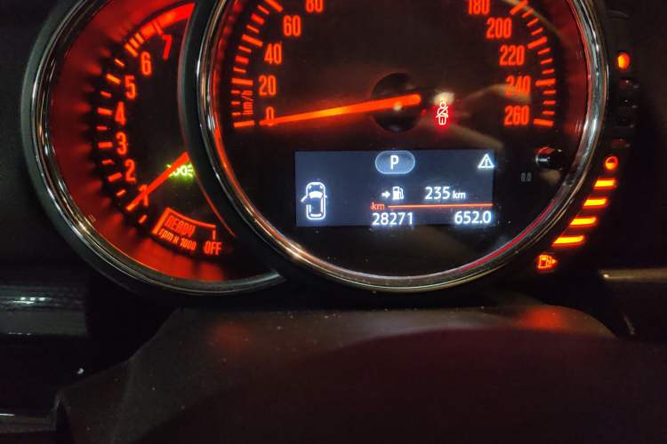 Used MINI Clubman 2016 Revised Version 1.5T COOPER Connoisseur Edition Odometer Close Up