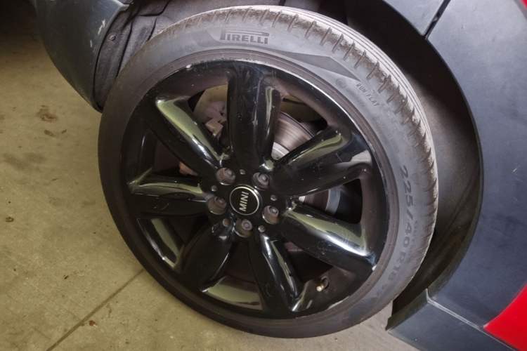 Used MINI Clubman 2016 Revised Version 1.5T COOPER Connoisseur Edition Right Rear Wheel Hub