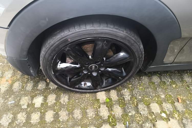 Used MINI Clubman 2016 Revised Version 1.5T COOPER Connoisseur Edition Left Front Wheel Hub