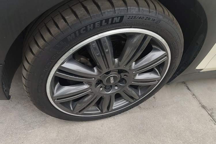 Used MINI Clubman 2016 Revised Version 2.0T COOPER S Connoisseur Edition Left Front Wheel Hub