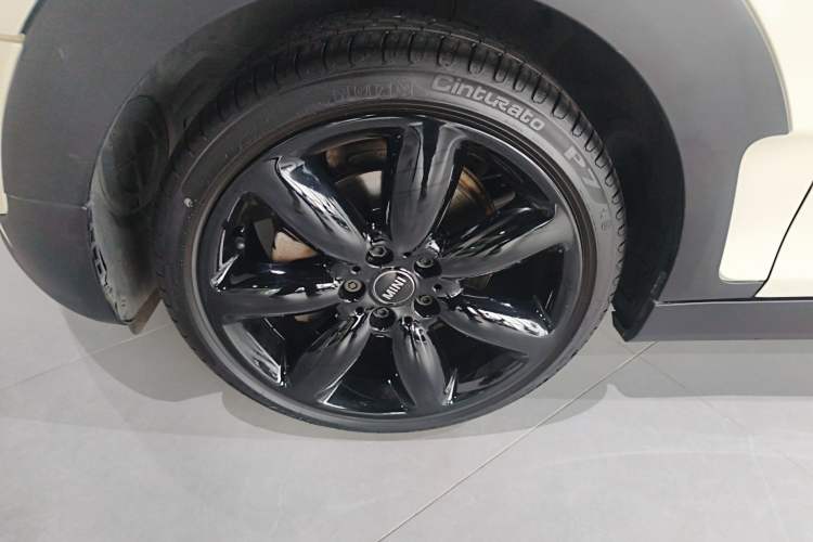 Used MINI Clubman 2016 Revised Version 1.5T COOPER Connoisseur Edition Left Front Wheel Hub