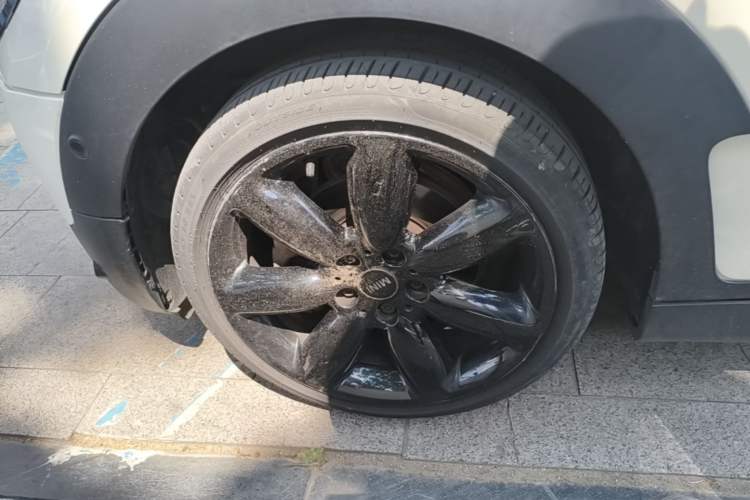 Used MINI Clubman 2016 Revised Version 1.5T COOPER Connoisseur Edition Left Front Wheel Hub