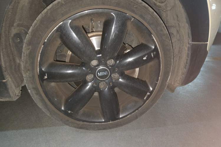 Used MINI Clubman 2016 Revised Version 1.5T COOPER Connoisseur Edition Right Front Wheel Hub