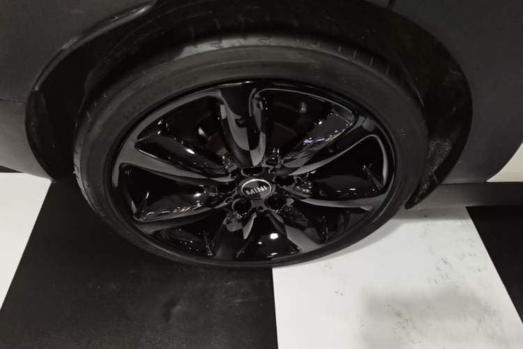 Used MINI Clubman 2016 Revised Version 1.5T COOPER Connoisseur Edition Right Rear Wheel Hub