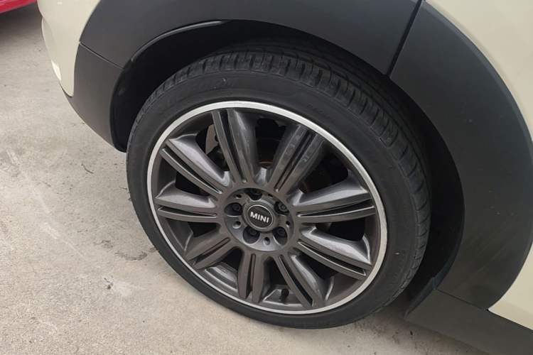 Used MINI Clubman 2016 Revised Version 2.0T COOPER S Connoisseur Edition Right Rear Wheel Hub