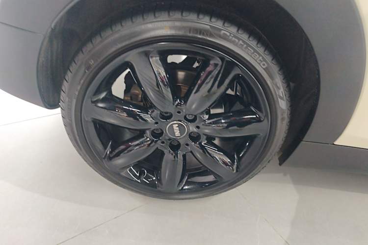 Used MINI Clubman 2016 Revised Version 1.5T COOPER Connoisseur Edition Right Rear Wheel Hub