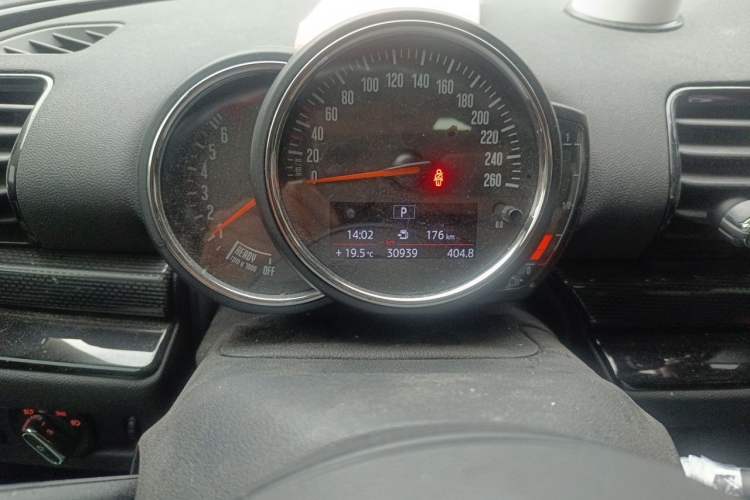 Used MINI Clubman 2018 1.5T COOPER Artist Odometer Close Up