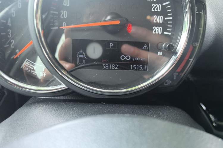 Used MINI Clubman 2019 2.0T COOPER S Odometer Close Up