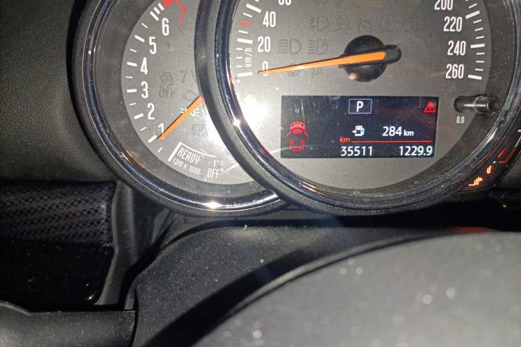 Used MINI Clubman 2019 2.0T COOPER S Odometer Close Up