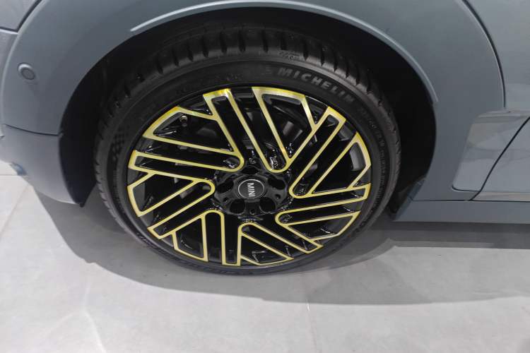 Used MINI Clubman 2022 2.0T COOPER S Free Edition Left Front Wheel Hub