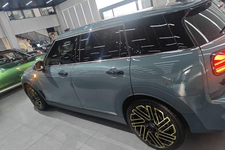 Used MINI Clubman 2022 2.0T COOPER S Free Edition Left Side