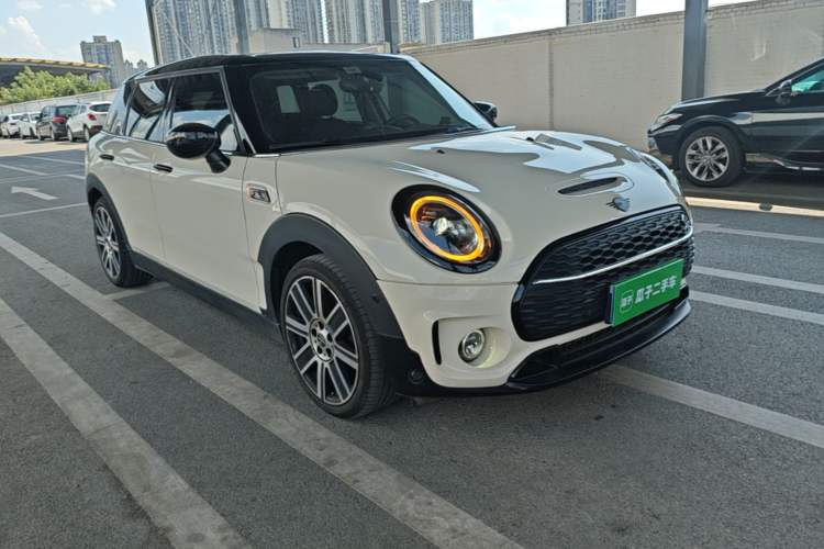 Used MINI Clubman 2022 Updated 2.0T COOPER S Front Right 45 Deg