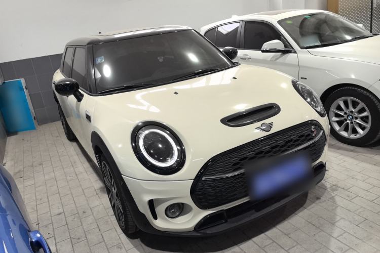 Used MINI Clubman 2022 Updated 2.0T COOPER S Front Right 45 Deg