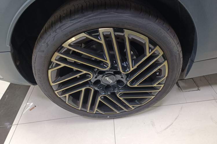 Used MINI Clubman 2023 2.0T COOPER S Free Spirit Special Edition Right Rear Wheel Hub