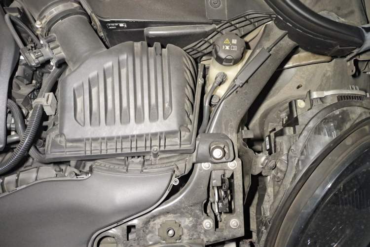 Used MINI Clubman 2023 Updated 1.5T COOPER Classic Edition Engine Bay Left