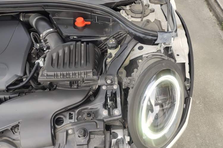 Used MINI Clubman 2023 Updated 1.5T COOPER Classic Edition Engine Bay Left