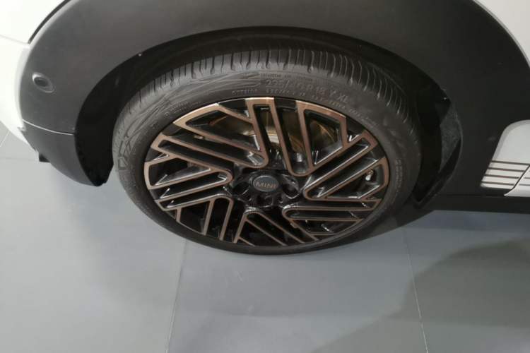 Used MINI Clubman 2023 Final Edition The Last Gentleman Commemorative Edition Left Front Wheel Hub