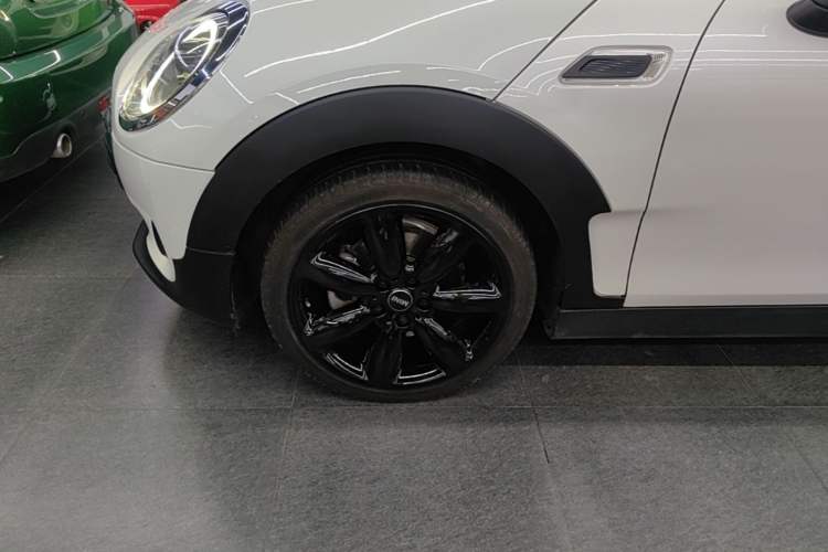Used MINI Clubman 2023 Updated 1.5T COOPER Classic Edition Left Front Wheel Hub