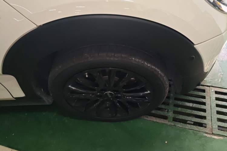 Used MINI Clubman 2023 1.5T COOPER Classic Edition Right Front Wheel Hub