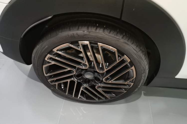 Used MINI Clubman 2023 Final Edition The Last Gentleman Commemorative Edition Right Rear Wheel Hub