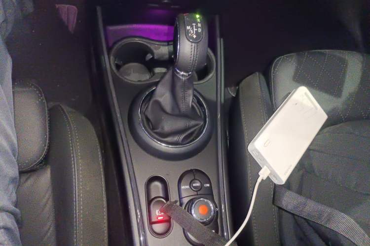 Used MINI Countryman 2018 1.5T COOPER ALL4 Artist Gear Lever