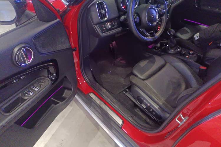 Used MINI Countryman 2018 1.5T COOPER ALL4 Artist Interior 3