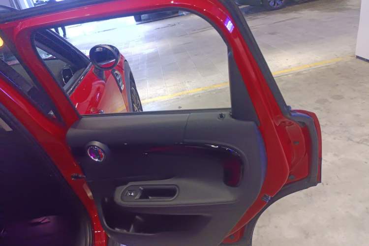 Used MINI Countryman 2018 1.5T COOPER ALL4 Artist Interior 6