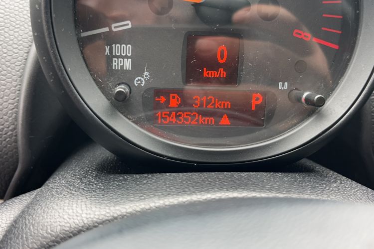 Used MINI Countryman 2014 1.6T COOPER ALL4 Fun Odometer Close Up