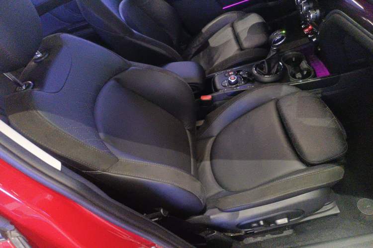 Used MINI Countryman 2018 1.5T COOPER ALL4 Artist Right Front Seat