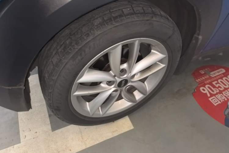 Used MINI Countryman 2011 1.6L COOPER Fun Left Front Wheel Hub