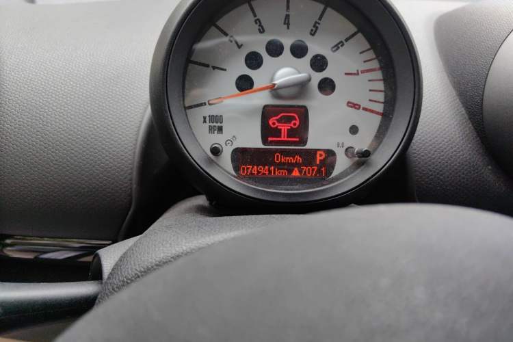 Used MINI Countryman 2011 1.6L COOPER Fun Odometer Close Up