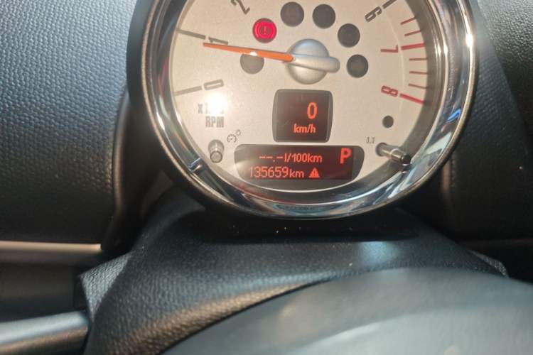 Used MINI Countryman 2011 1.6L ONE Odometer Close Up