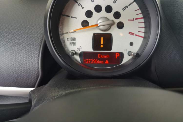 Used MINI Countryman 2011 1.6L ONE Odometer Close Up