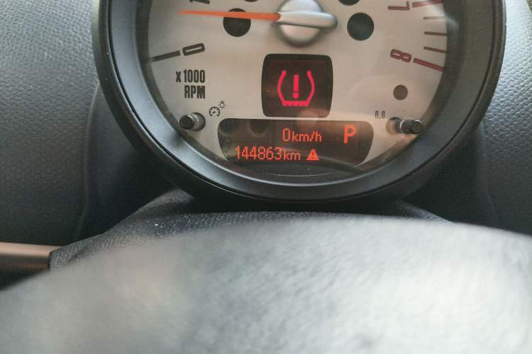 Used MINI Countryman 2011 1.6L COOPER Fun Odometer Close Up