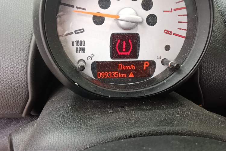 Used MINI Countryman 2011 1.6L COOPER Fun Odometer Close Up