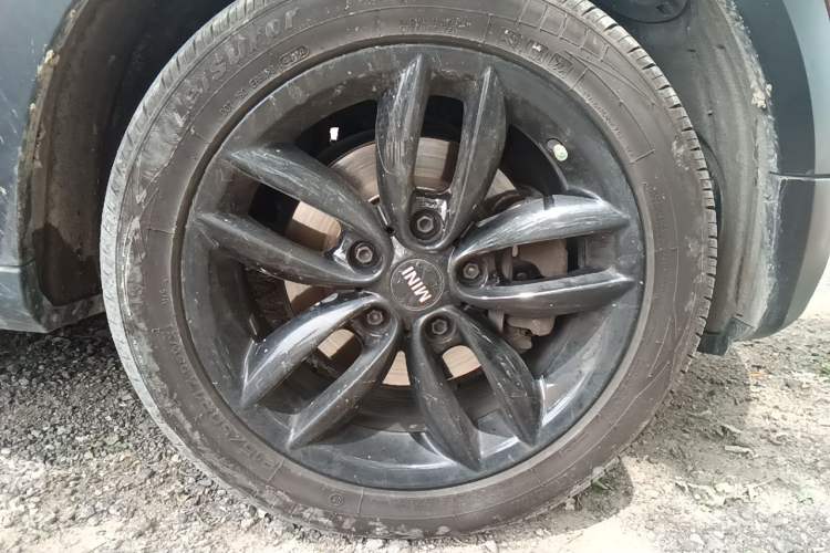 Used MINI Countryman 2011 1.6L COOPER Fun Right Front Wheel Hub