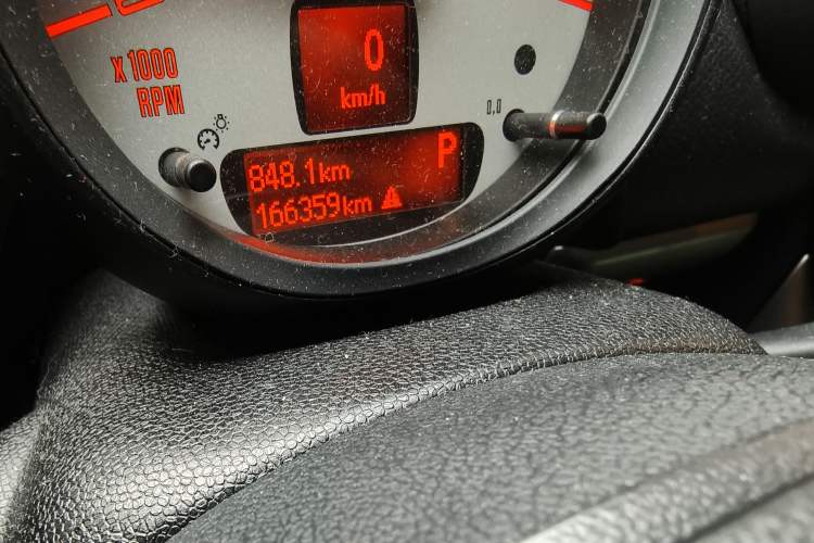 Used MINI Countryman 2011 1.6L COOPER Fun Odometer Close Up