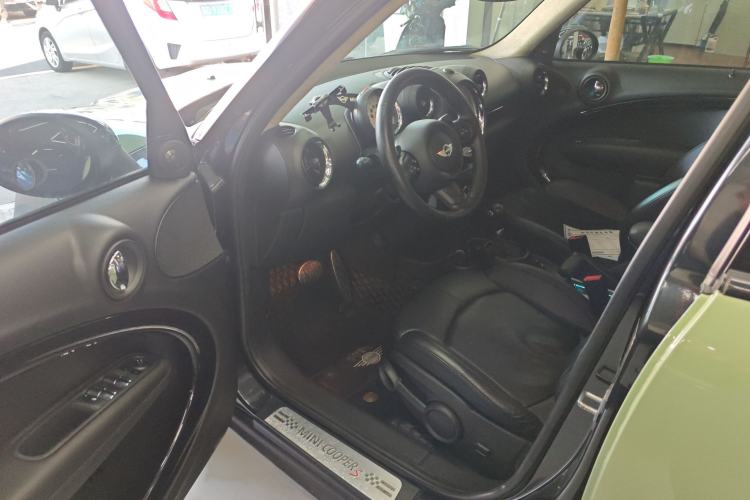 Used MINI Countryman 2011 1.6T COOPER S ALL4 5-seater model Interior 2