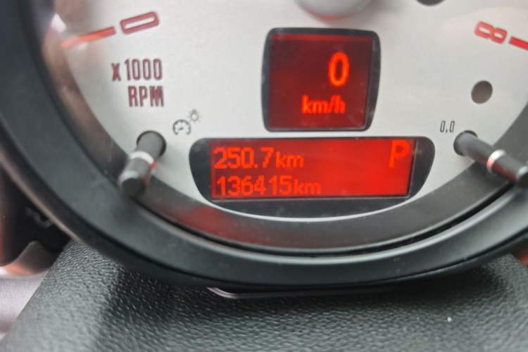 Used MINI Countryman 2011 1.6L COOPER Fun Odometer Close Up