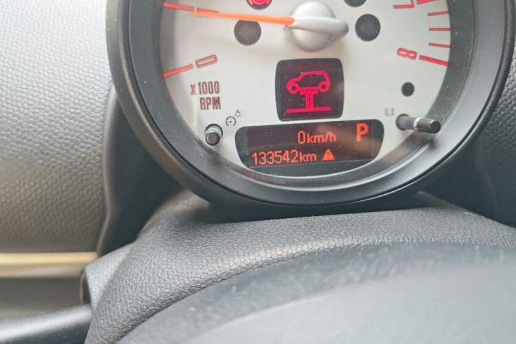 Used MINI Countryman 2011 1.6L COOPER Fun Odometer Close Up