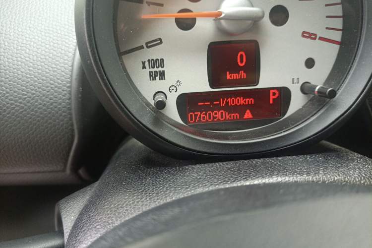 Used MINI Countryman 2011 1.6L COOPER Fun Odometer Close Up