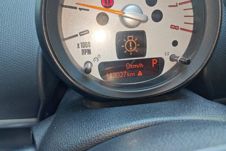 Used MINI Countryman 2011 1.6L COOPER Fun Odometer Close Up