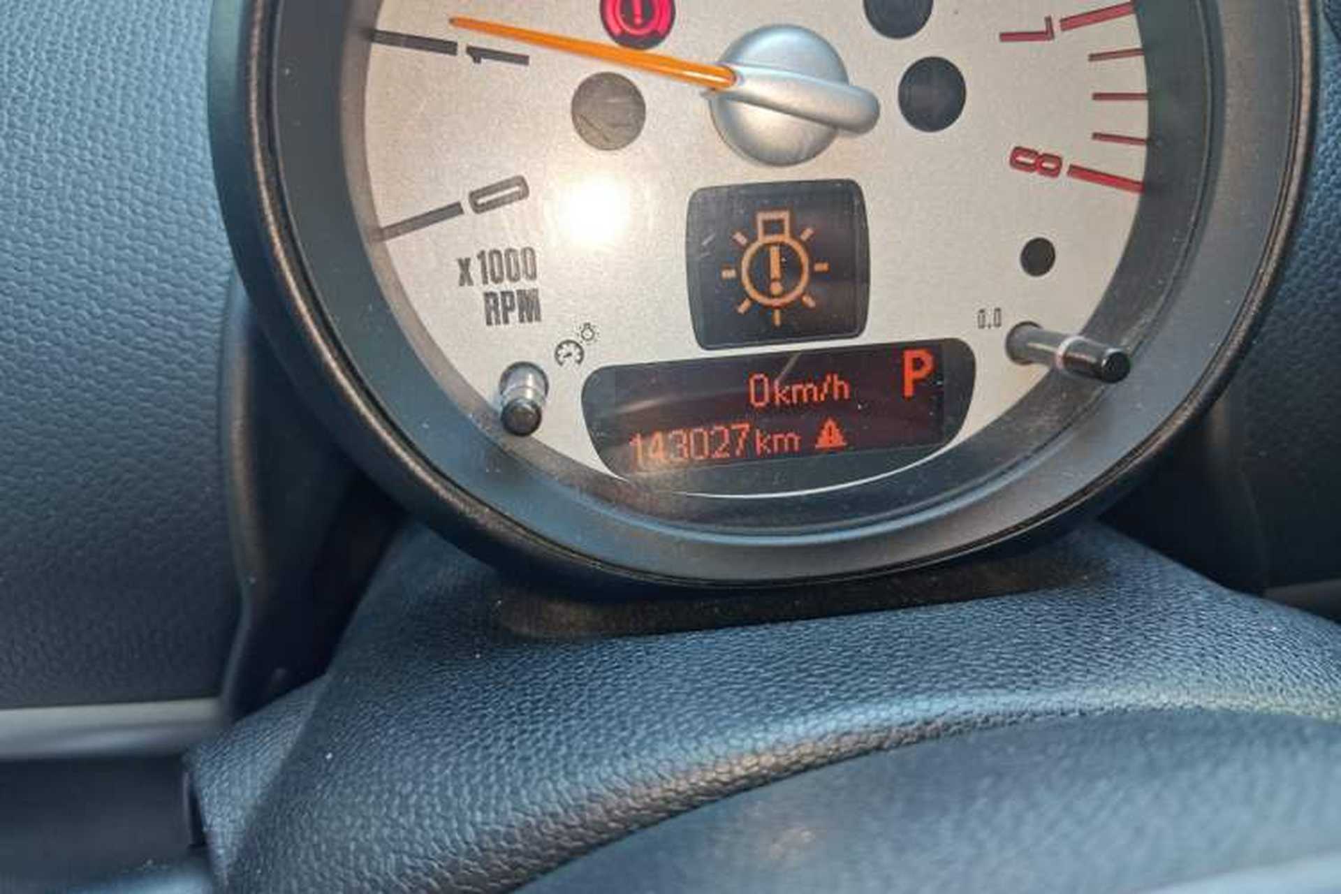 Used MINI Countryman 2011 1.6L COOPER Fun Odometer Close Up