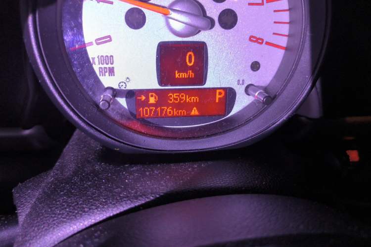 Used MINI Countryman 2011 1.6L COOPER Fun Odometer Close Up