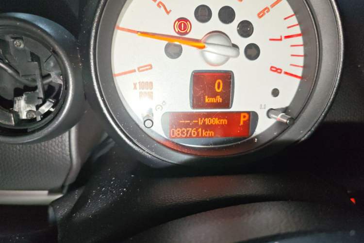 Used MINI Countryman 2011 1.6L COOPER Fun Odometer Close Up