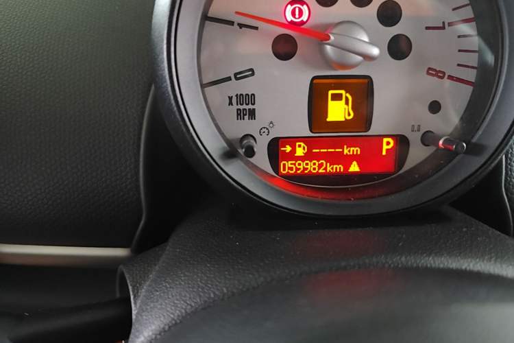 Used MINI Countryman 2011 1.6L COOPER Fun Odometer Close Up