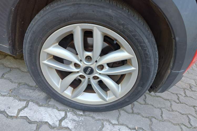 Used MINI Countryman 2011 1.6L COOPER Fun Right Front Wheel Hub