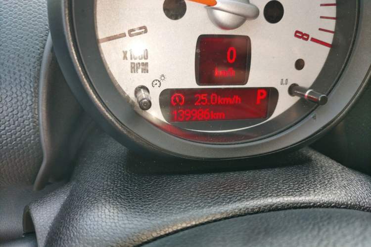 Used MINI Countryman 2011 1.6L COOPER Fun Odometer Close Up