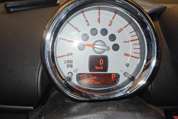 Used MINI Countryman 2011 1.6L COOPER Fun Odometer Close Up